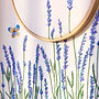 Artesanato floral de lavanda com aro de bordado e borboleta azul