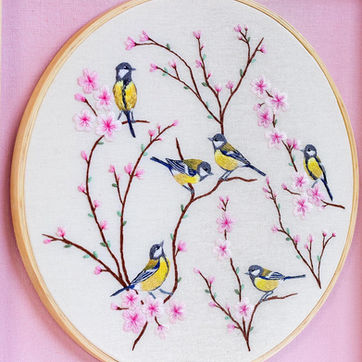 Pássaros bordados em galhos floridos, detalhe delicado, arte emoldurada, Ayeska.