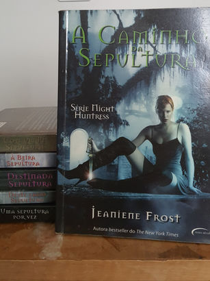 Caçadora da Noite, Jenine Frost