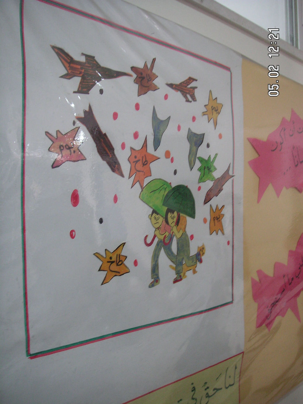 学校内に張り出されている、子供が図工で描いたの絵。こんな絵を子供が描く環境に衝撃･･･