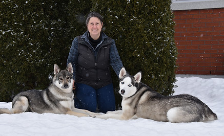 Éleveuse de Tamaskan avec ses 2 chiens