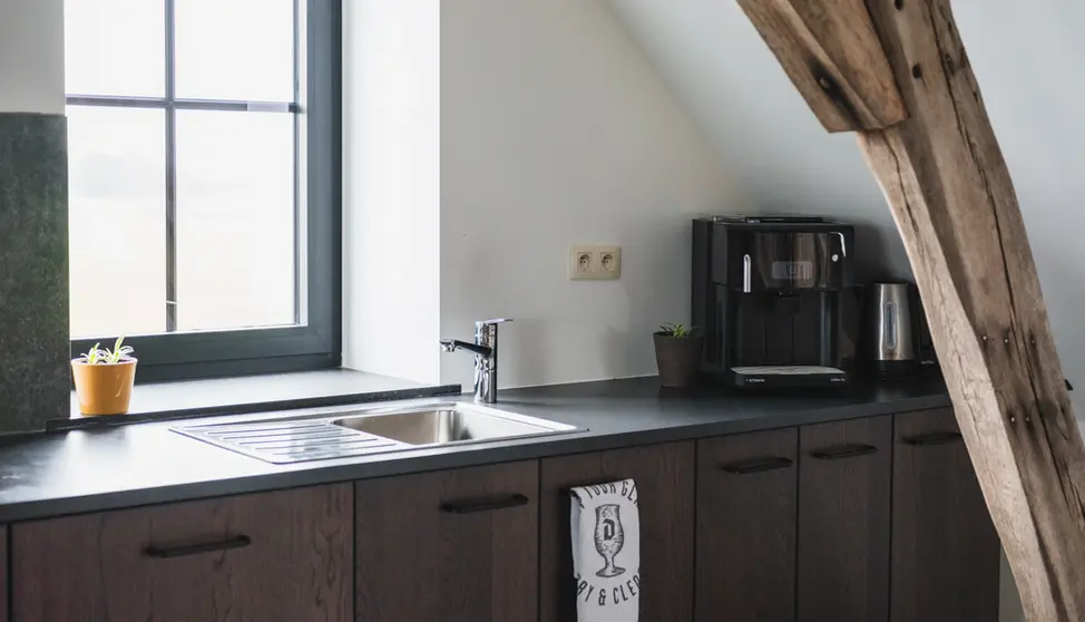 De keuken bij een overnachting op een actieve boerderij in de oude hooizolder