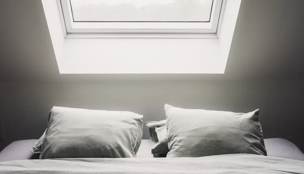 prive kamer met veel natuurlijk lichtinval, toilet en airco