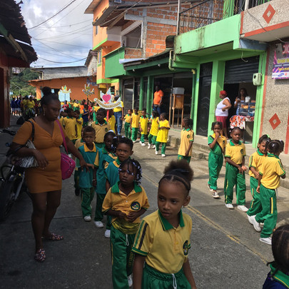 Desfile de niños de primaria colegio.jpeg