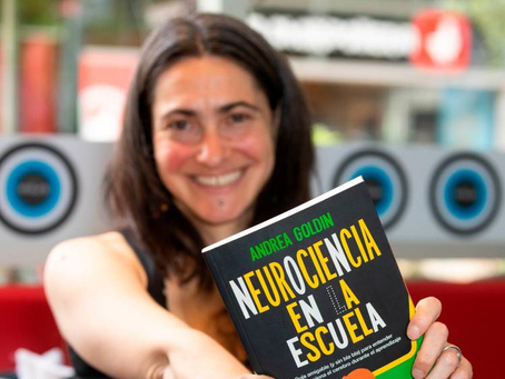 El hecho de enseñar tanto contenido enciclopédico, empieza a quedar obsoleto.