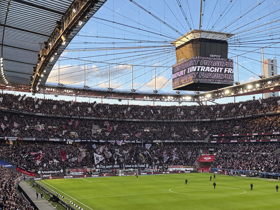 KI-generiert: das Waldstadion mit drei Rängen