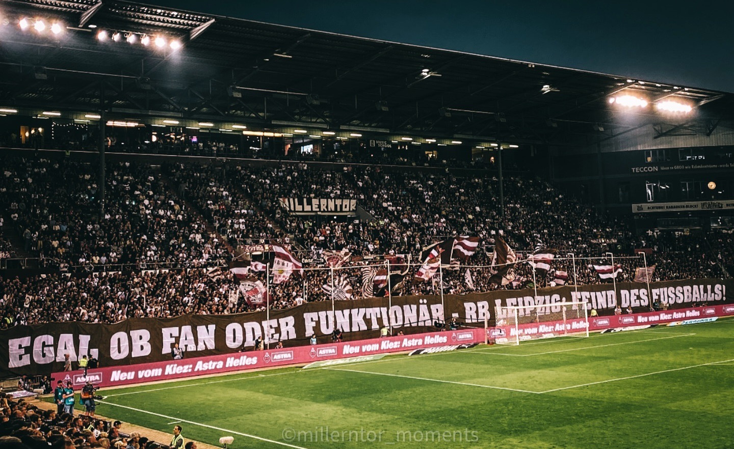 St. Pauli Fans mit Spruchband gegen RB Leipzig