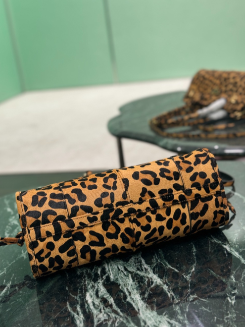 섬네일: 미디엄 프린티드 가죽 핸드백 1BA426