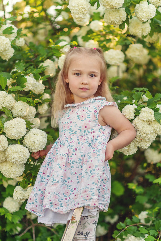 Naturalna sesja dziecka wśród białych kwiatów – park miejski Łódź