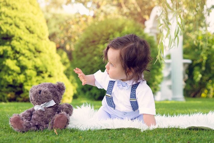 Fotografia dziecka po chrzcie – elegancki ogród przy restauracji, Łódź