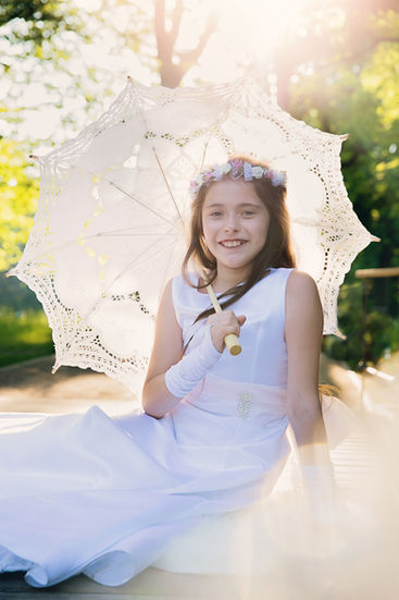 Naturalna sesja komunijna dziewczynki w parku – woj. łódzkie