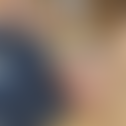 Baby unter Spielbogen
