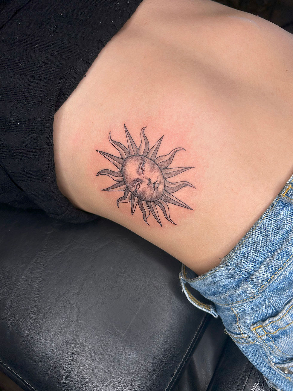 Lari KR - Tattoo artist blackwork Sun