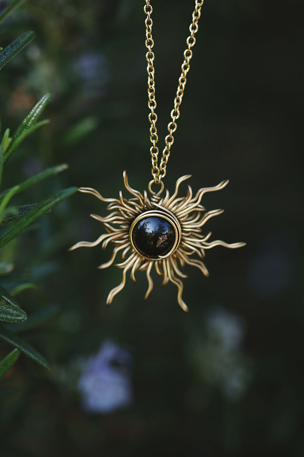 Miniature : Collier soleil Erinwë doré en acier inoxydable