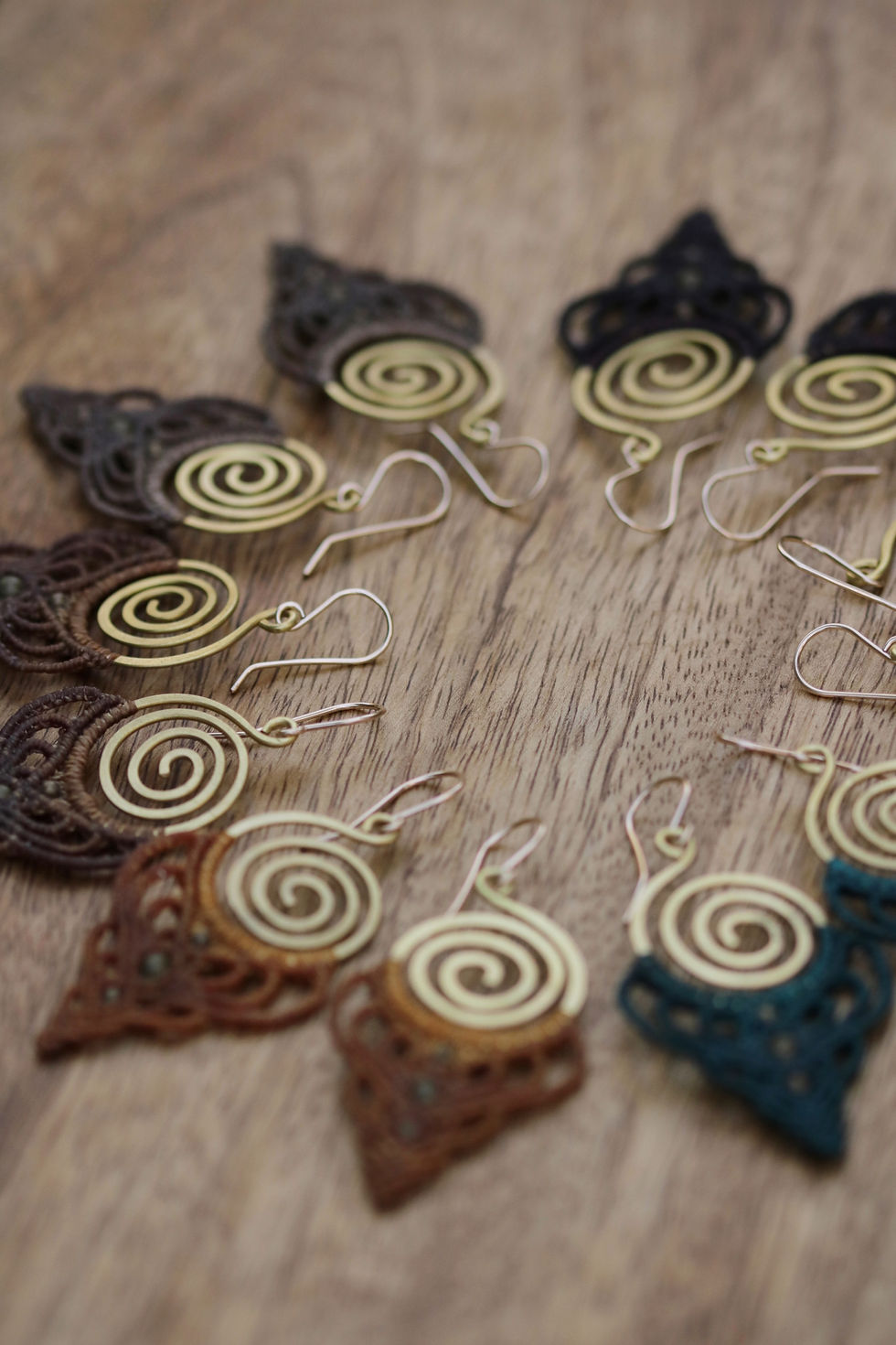 Miniature : Boucles d'oreilles spirale laiton et micro-macramé