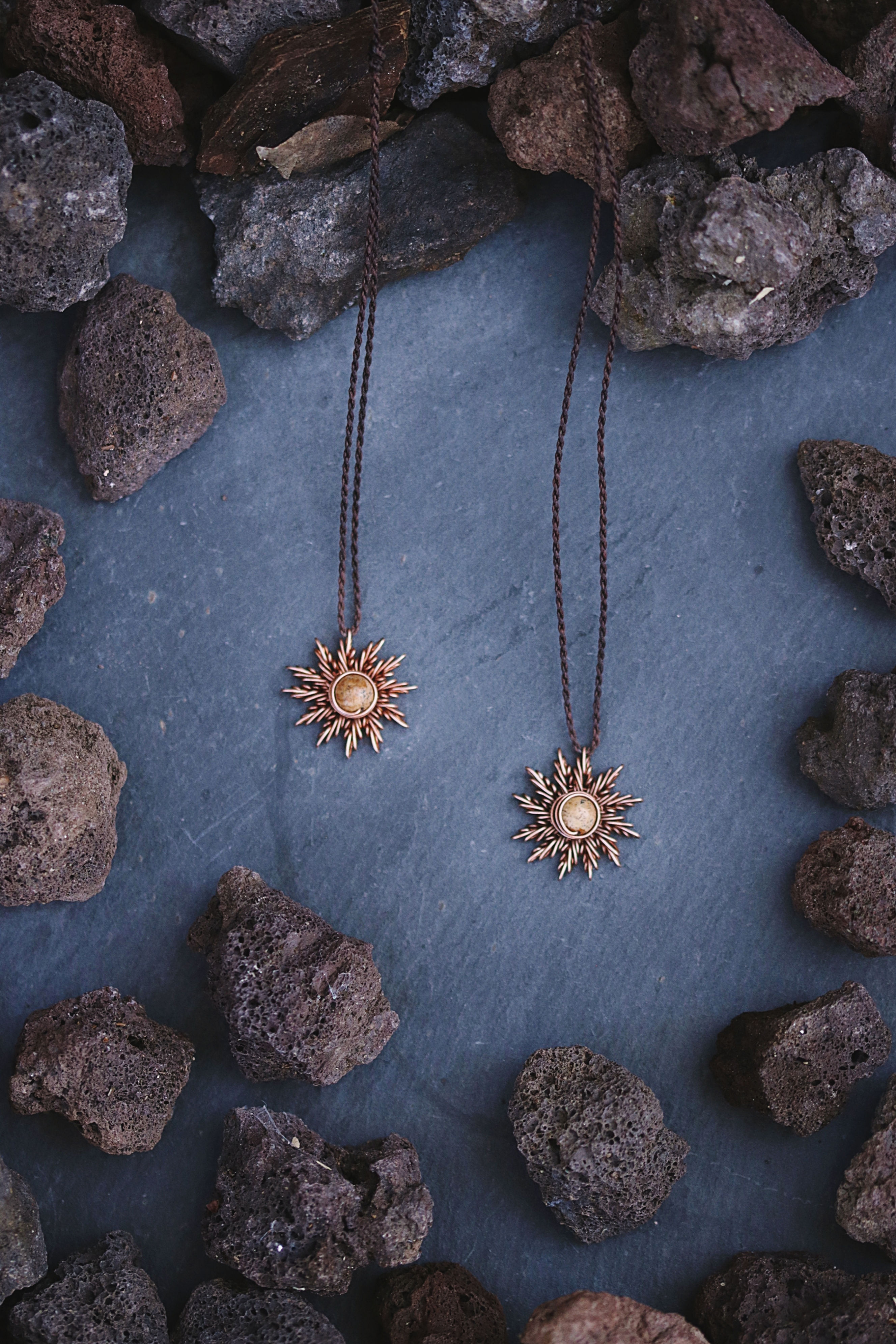 Collier soleil en cuivre et perle en pierre naturelle