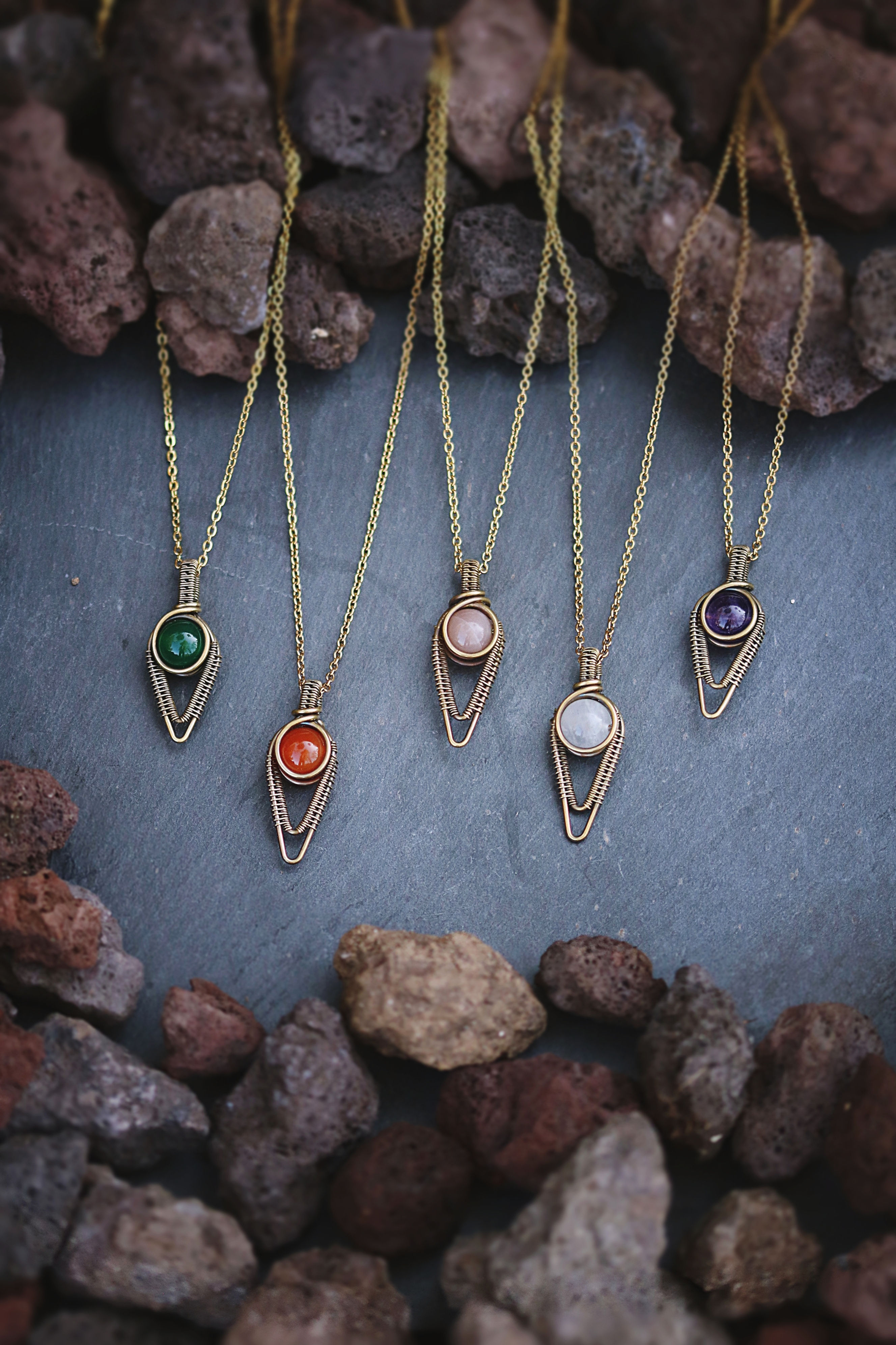 Petite amulette doré avec pierre naturelle