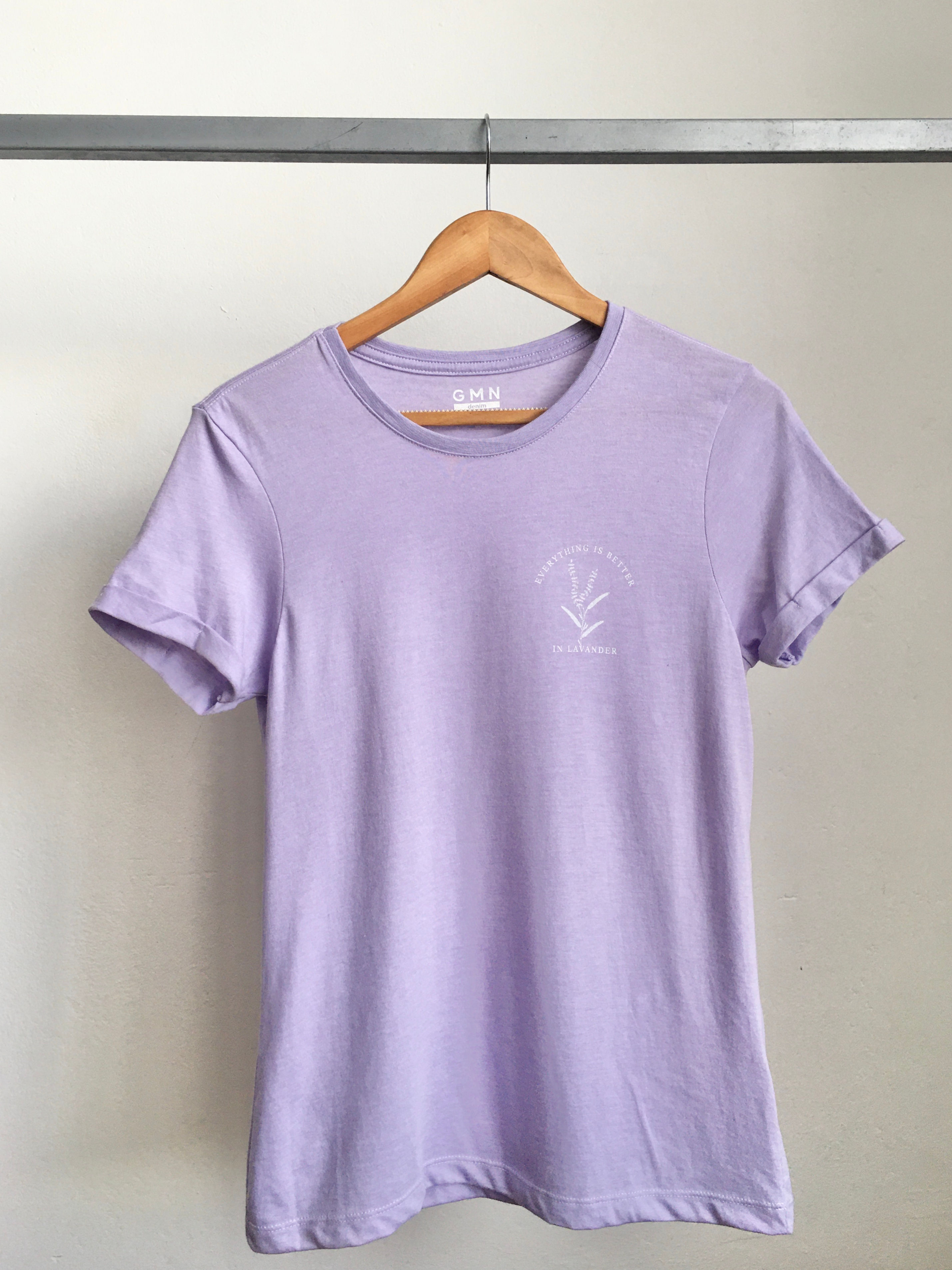 Camiseta lila  con pequeño estampado blanco