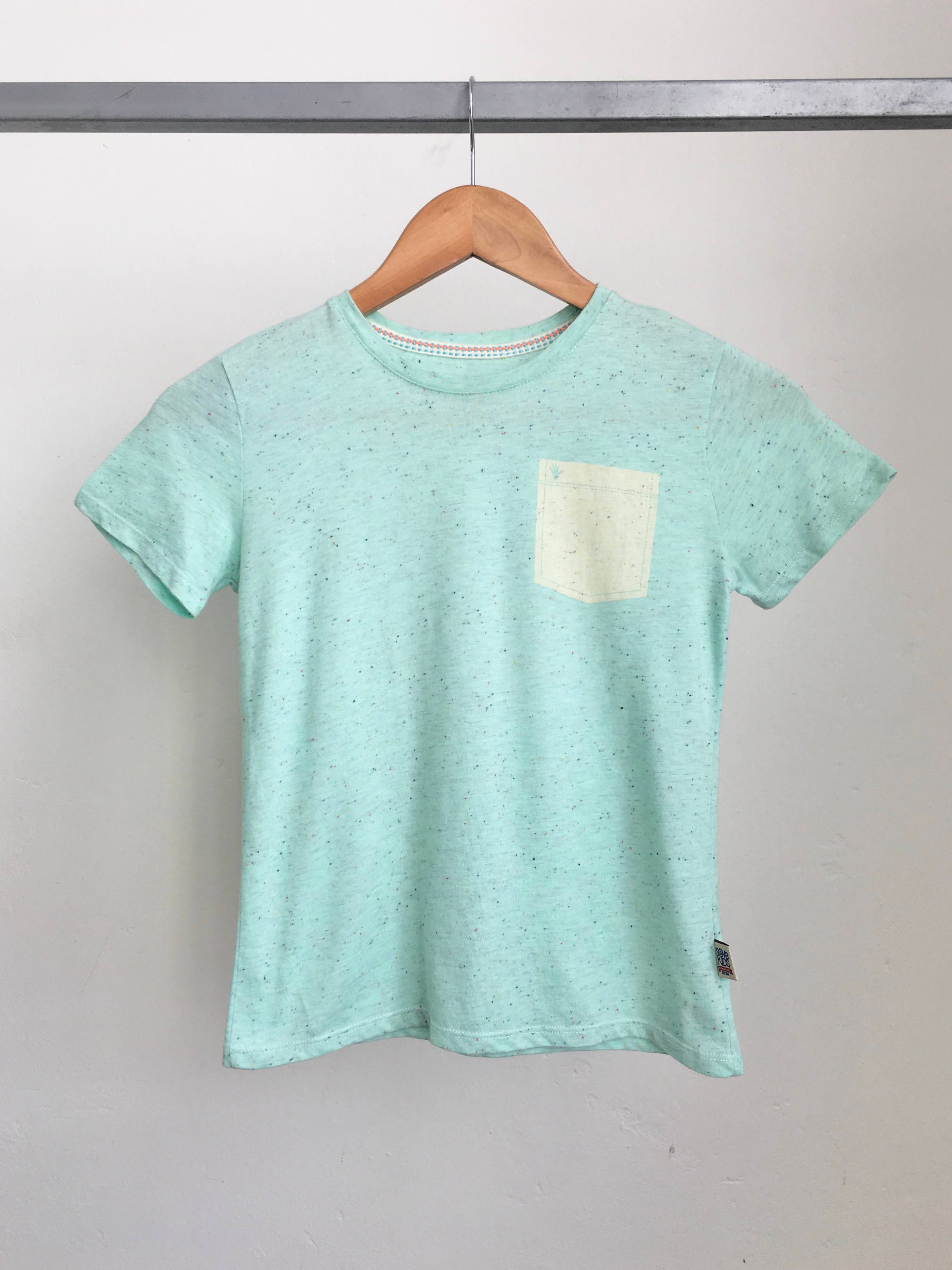 Camiseta menta con bolsillo amarillo, manga 3/4