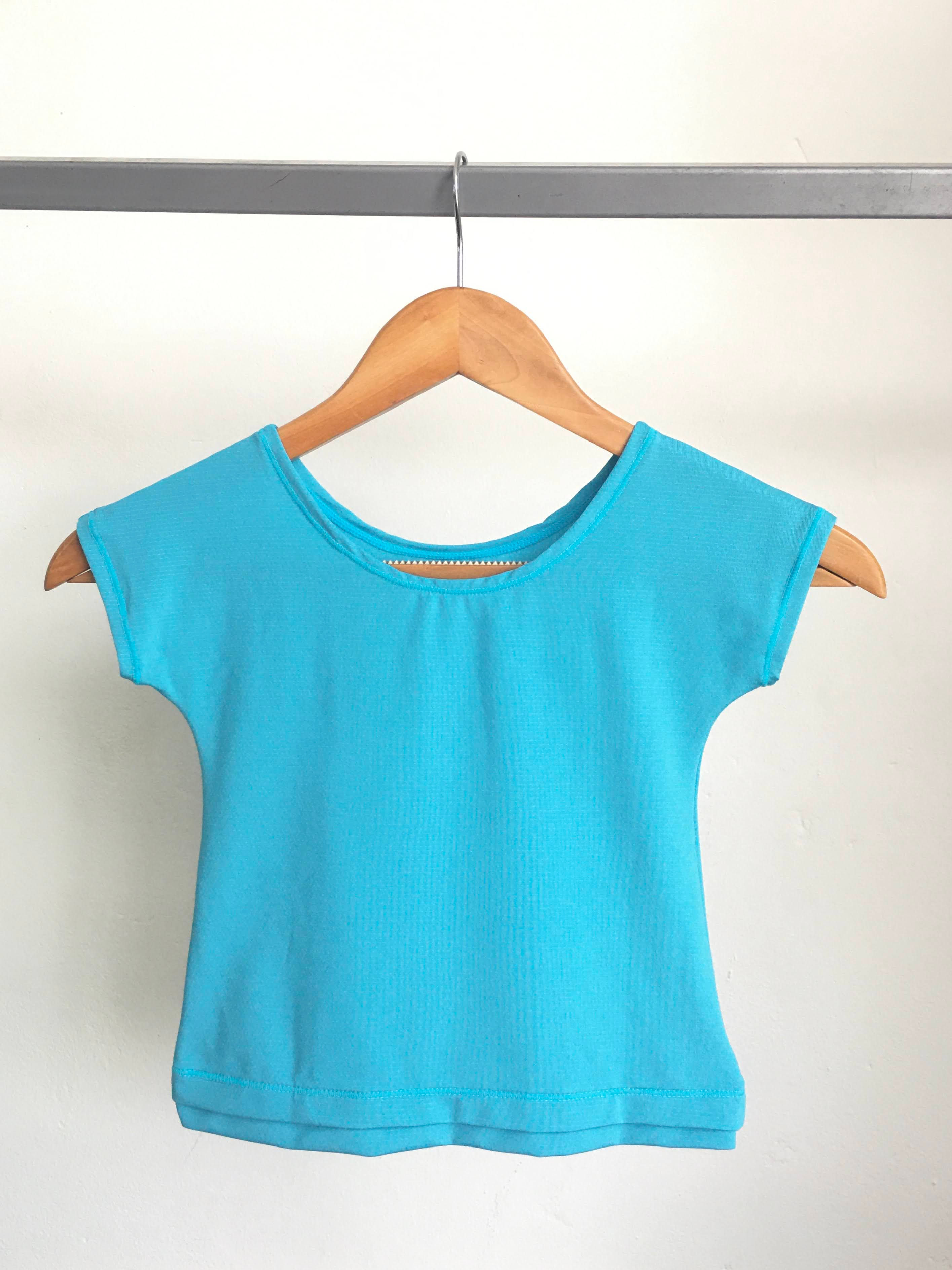 Camiseta azul escote redondo manga corta