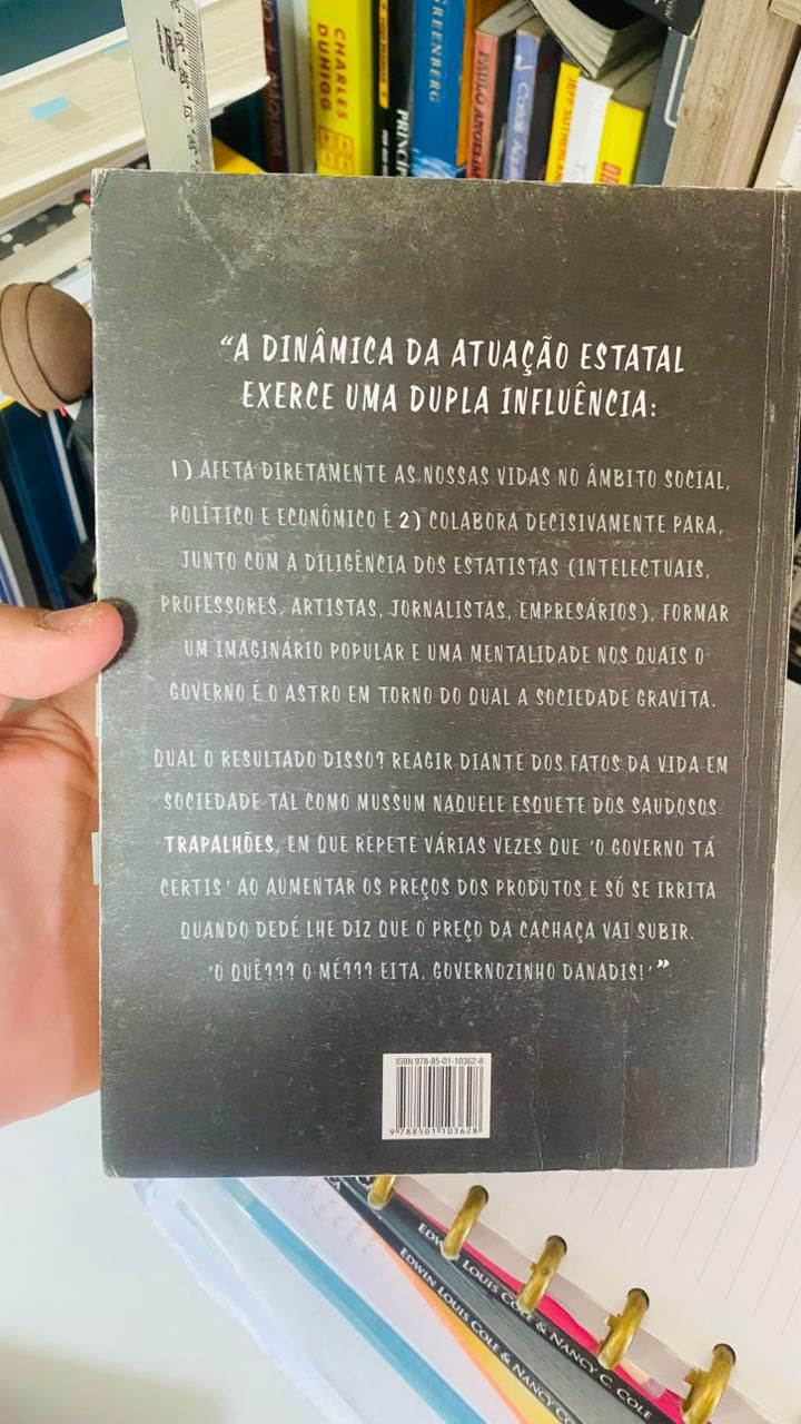 Por que os brasileiros não confiam nos políticos e amam o Estado?