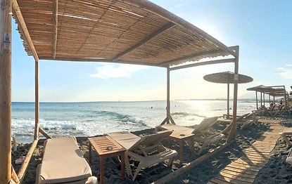 A family-sized straw pergola on the front row of the Ierapetra beach, just steps from the Libyan Sea near Villa Komorebi.