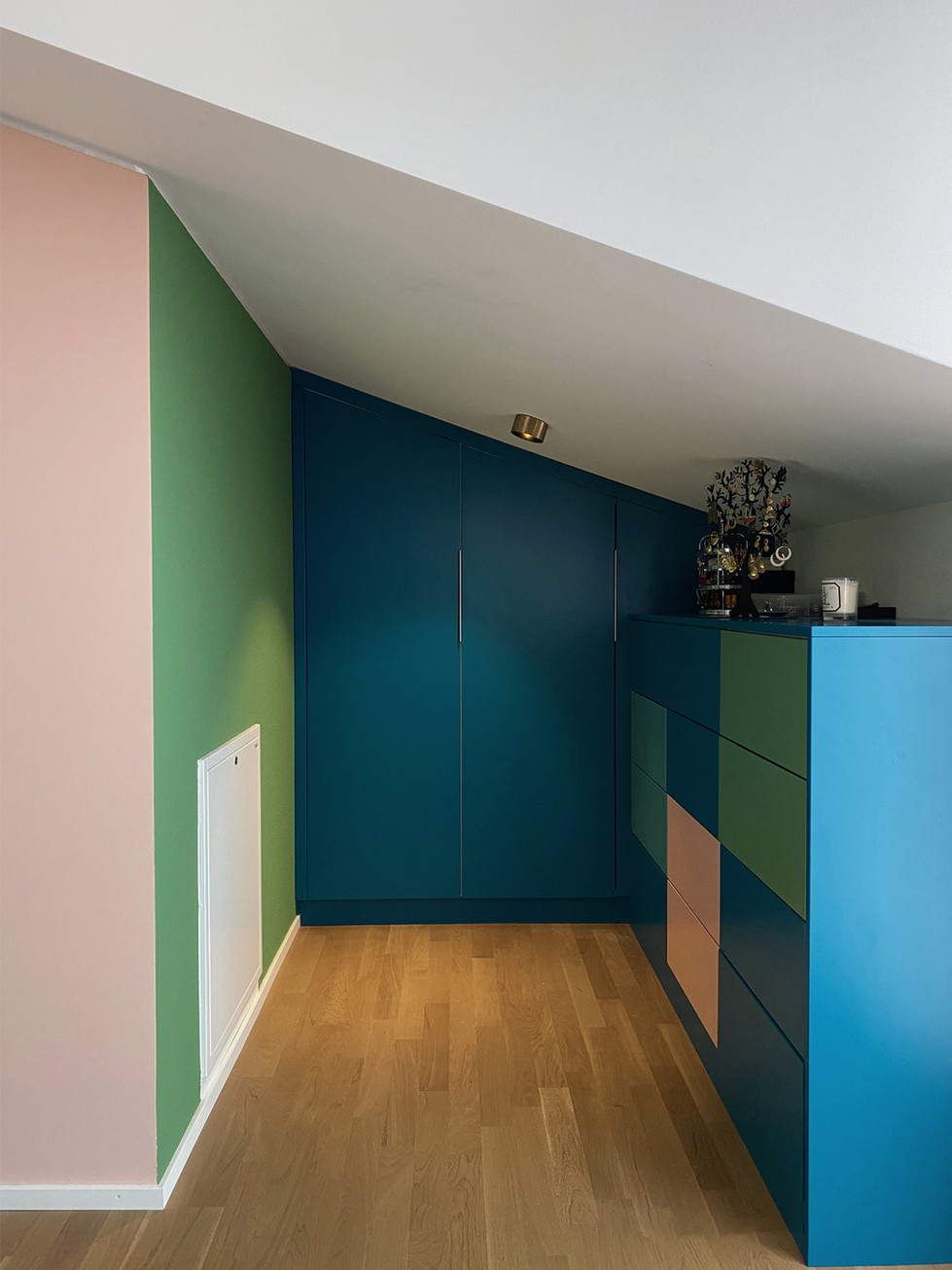 amenagement_chambre_rangements_surmesure_sous_pente_colores_decoration_lausanne_emmanuelle_diebold copie