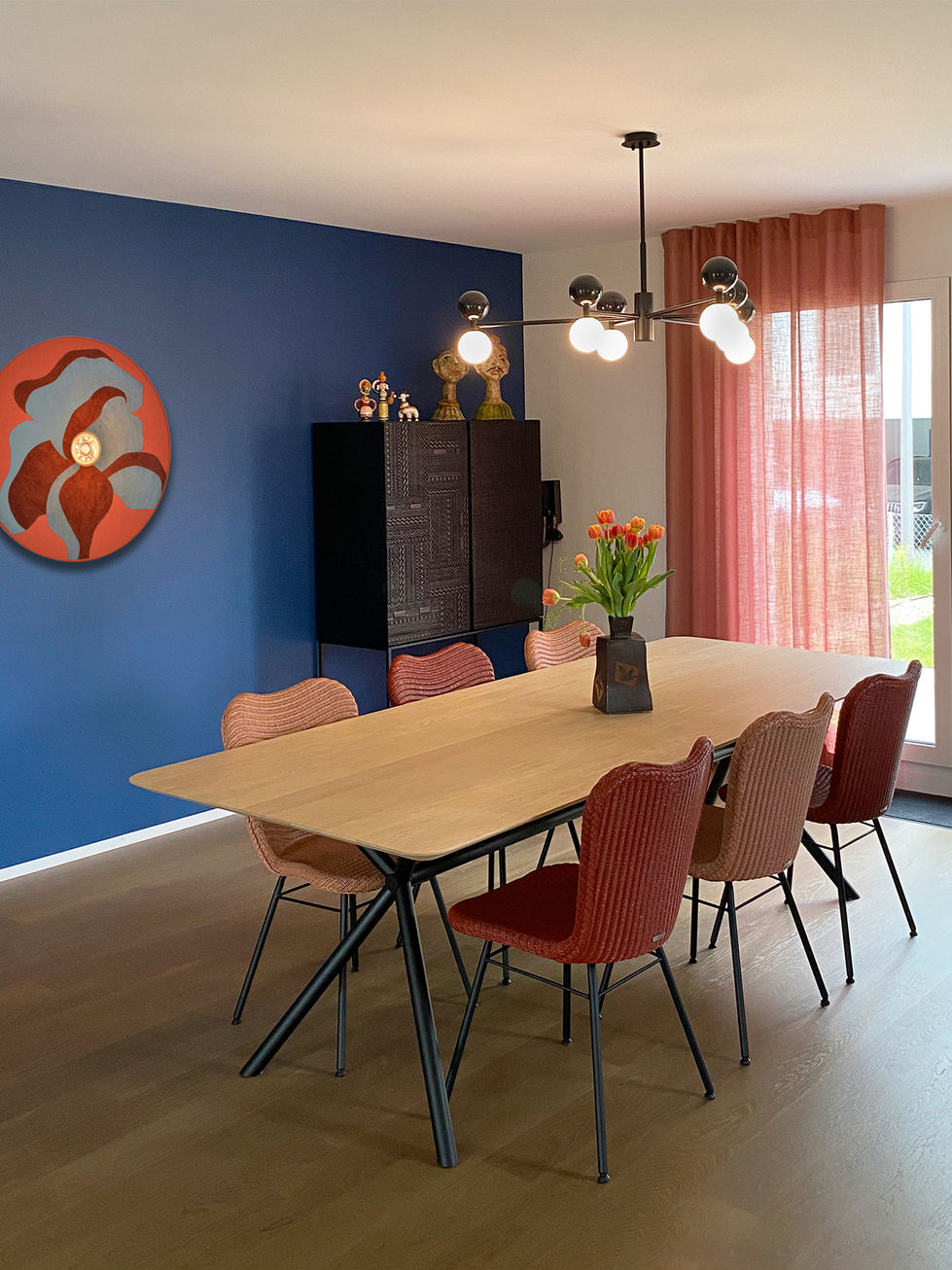 decoration_mobilier_salle_a_manger_vincent_sheppard_mur_bleu_lausanne_emmanuelle_diebold copie
