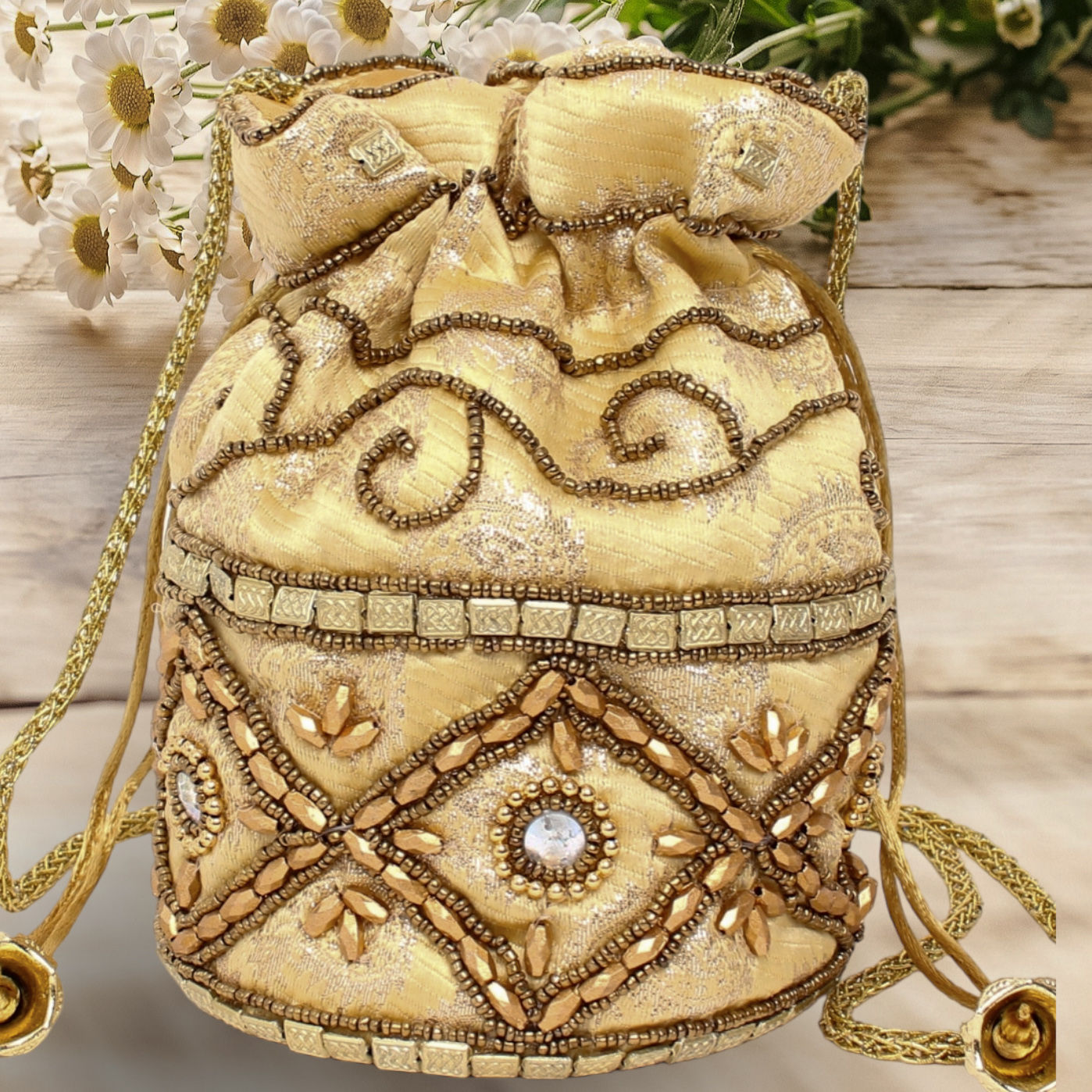 BOLSO ESTILO BOMBONERA BORDADO