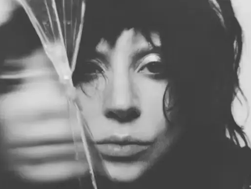 Lady Gaga na era Mayhem. Foto em preto e branco.