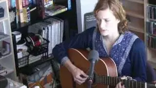 Laura Gibson no PRIMEIRO Tiny Desk, numa imagem de aproximadamente 2 pixels