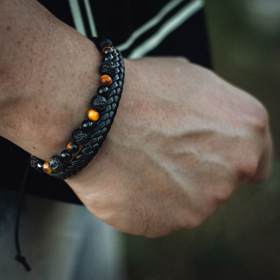 Браслет из натуральных камней на мужском запястье