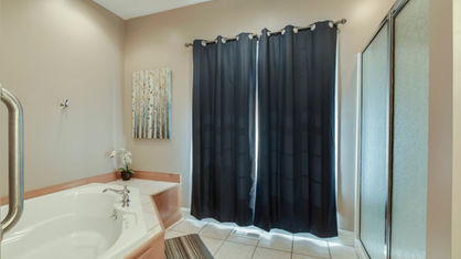 24_OonogaWay_104_MasterBath02.jpg