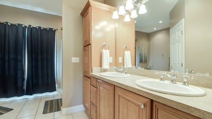23_OonogaWay_104_MasterBath01.jpg