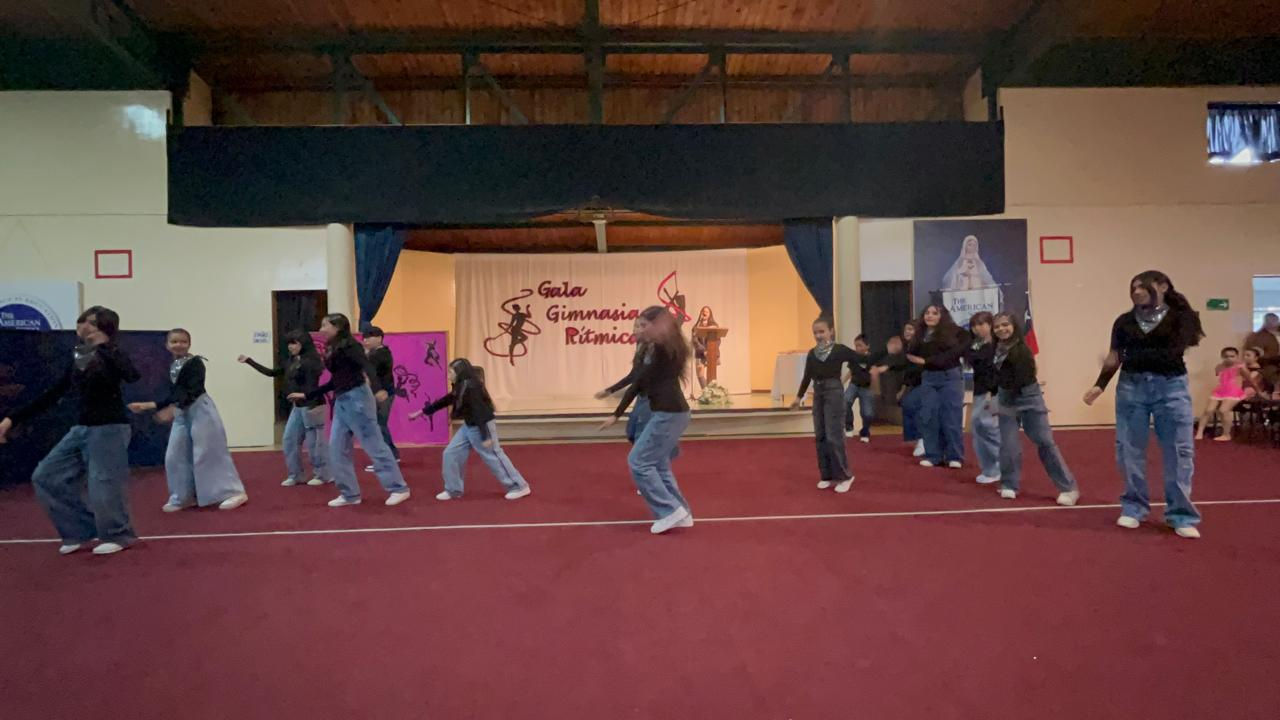 bailarinas en gala de Gimnasia Rítmica y Danza The American School