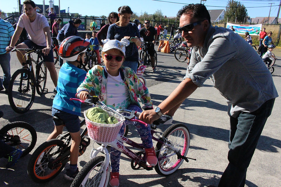 Alumna del colegio posa con su apoderado en la bicicleTAS