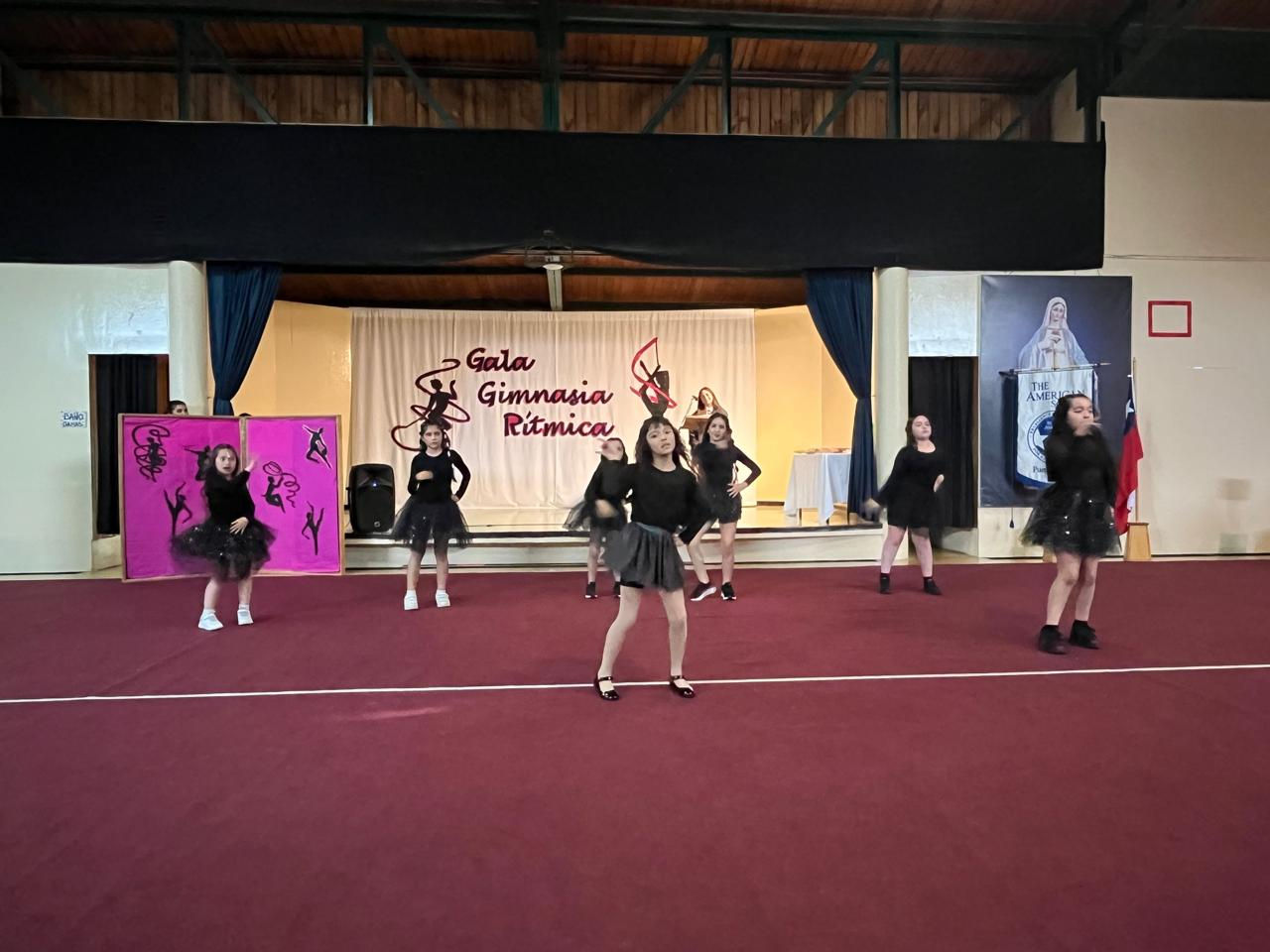 Gimnastas en Gala de Gimnasia rítmica y Danza