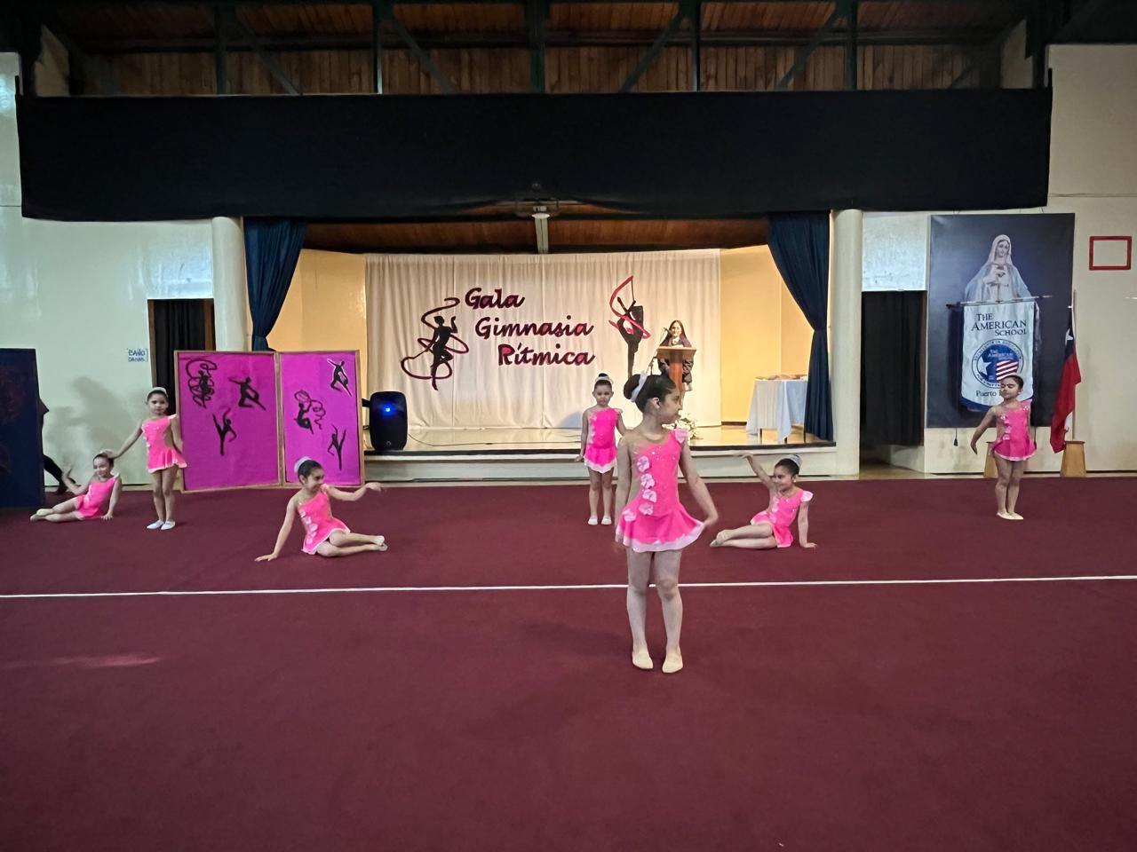 cuatro gimnastas
