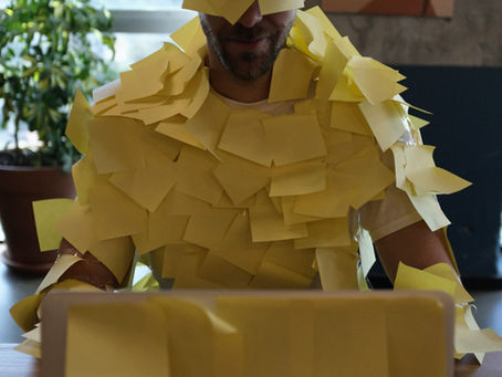 Collaborateur surchargé de post-it