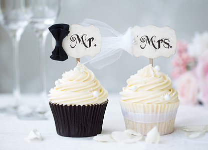 Bride and groom cupcakes .jpg