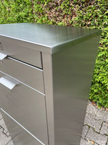 Briefkasten mit Paketbox (Paketbriefkasten). Detailansicht