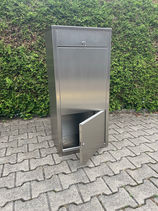 Briefkasten mit Paketbox (Paketbriefkasten). Entnahmeklappe offen.