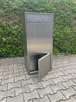 Briefkasten mit Paketbox (Paketbriefkasten). Entnahmeklappe offen.