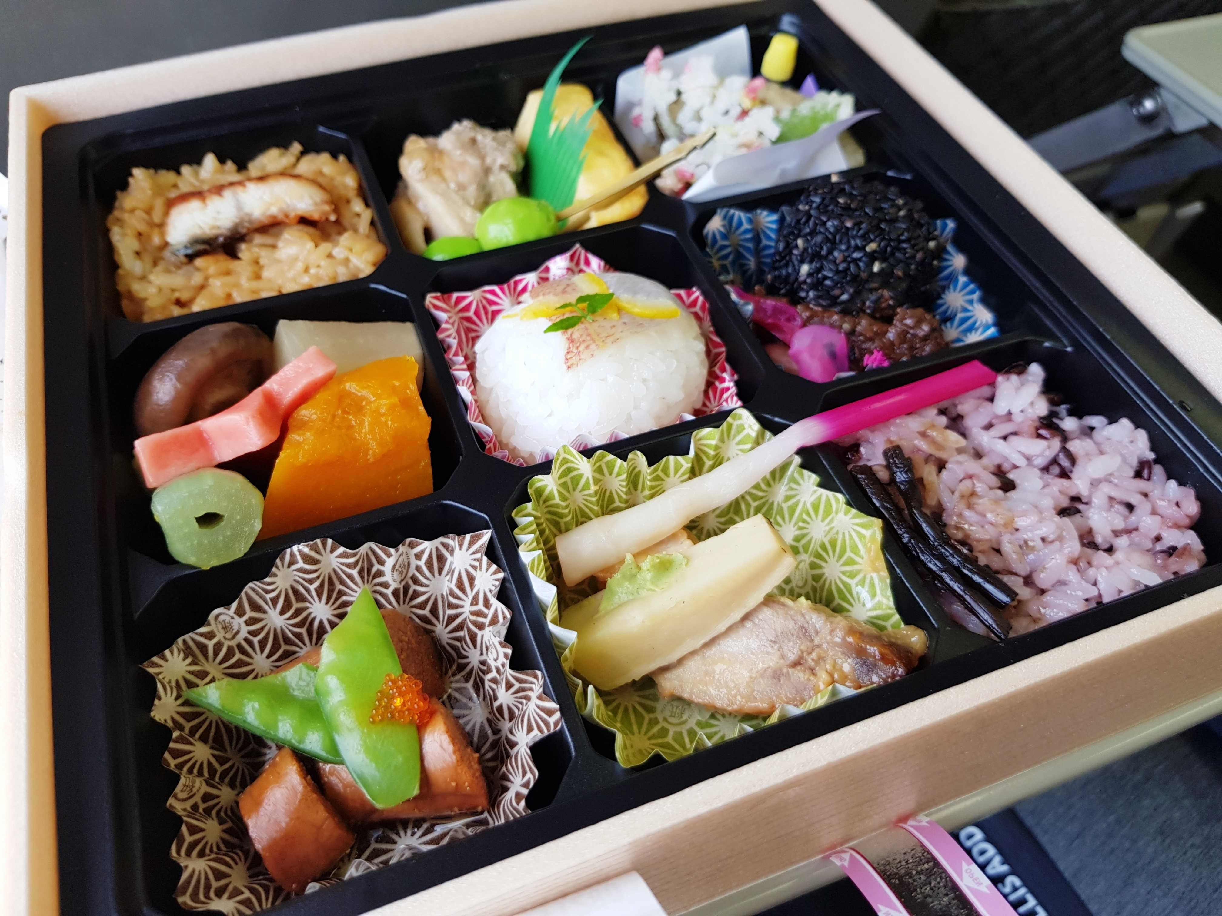 Bento box typique vendu dans les gares