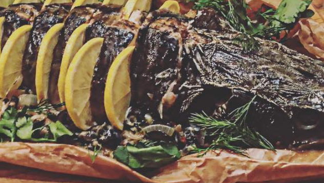 Стерлядь, фаршированная овощами и креветками