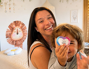 Sabrina Brunner von Kleines Zauberherz begleitet ein Kind liebevoll im Rahmen ihrer 1:1 Kinderbegleitung und zeigt, wie Vertrauen und Verbindung entstehen.