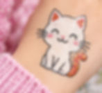Niedliche Katze als Print-Tattoo in deinem Design auf einer Kinder-Hand.