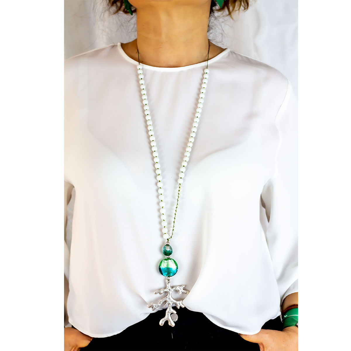 Gümüş Mercan Detaylı Cam Boncuk Kolye