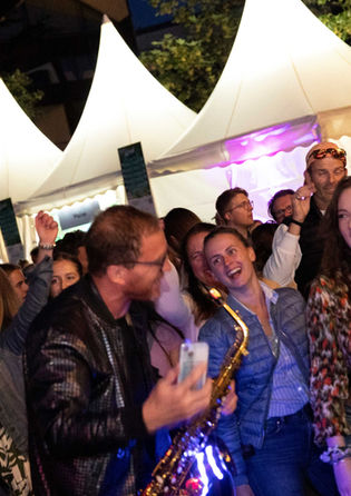 Saxofonist Lars Joachim spielt Saxophon, beim Südstrand OpenAir auf Föhr
(Photo: Paul Schimweg, www.whitehall-photographie.de)