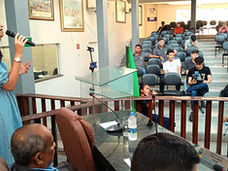 Desbravadora Thaislane canta “Eu te espero” como reflexão no "Momento da Palavra" na sessão desta terça feira